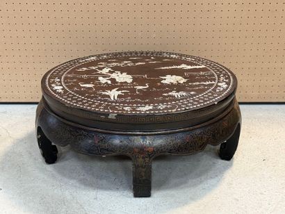 Table basse laqué de style asiatique, incrustation...