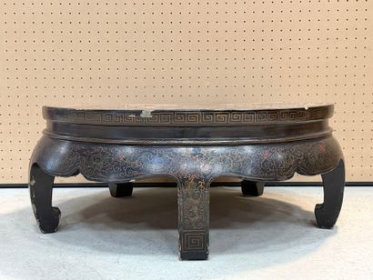 Table basse laqué de style asiatique, incrustation...