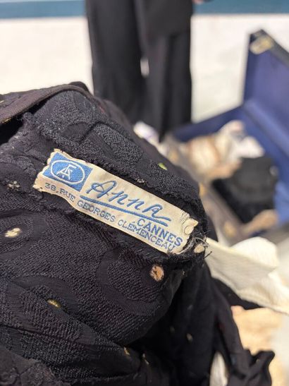 Valise en carton comprenant des vêtements...