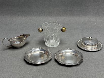Lot de métal argenté comprenant:
Saucière,...