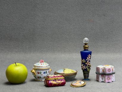 Lot de 4 piluliers en porcelaine, et flacon...