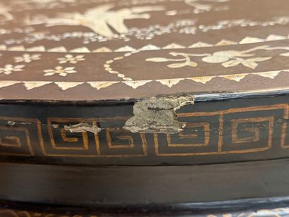 Table basse laqué de style asiatique, incrustation...