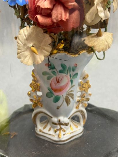 Bouquet de mariée sous globe, sur socle en...