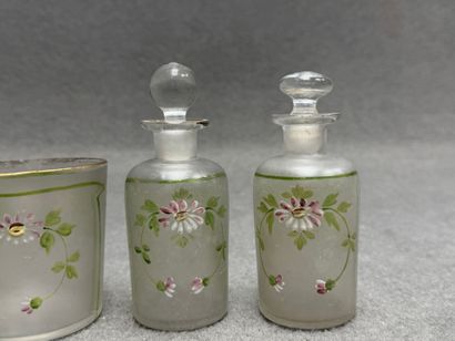 Garniture de toilette en verre émaillé comprenant...