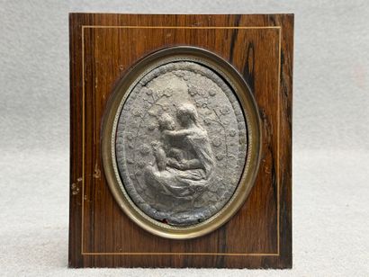 Médaillon en relief, étain XVII°: Vierge...