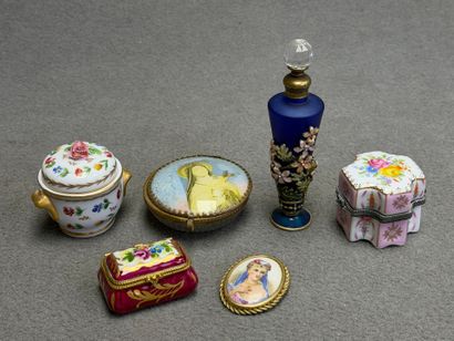 Lot de 4 piluliers en porcelaine, et flacon...