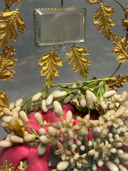 Couronne de mariée sous globe, sur socle...