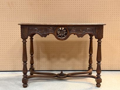Table en chêne sculpté, ajouré à entretoise
Style...