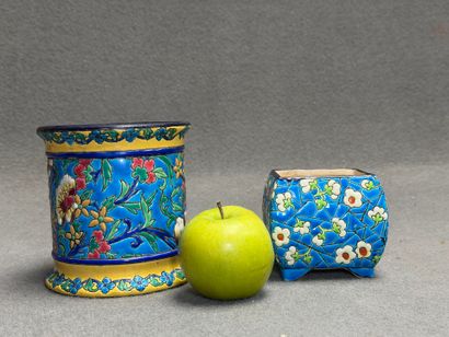 LONGWY 
Deux petits cache pot en faïence...