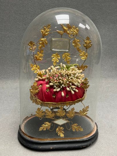Couronne de mariée sous globe, sur socle...