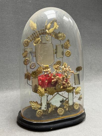 Couronne de mariée sous globe, base en bois...