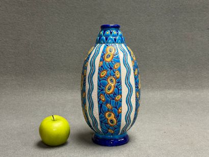 LONGWY 
Vase en faïence à décor d'émaux polychrome...
