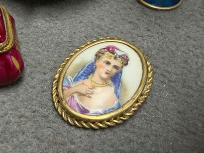 Lot de 4 piluliers en porcelaine, et flacon...