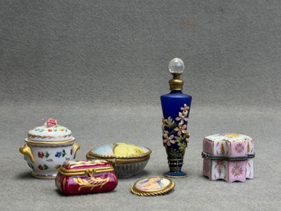 Lot de 4 piluliers en porcelaine, et flacon...