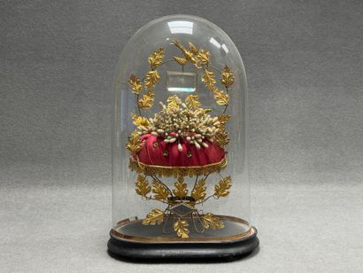 Couronne de mariée sous globe, sur socle...