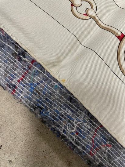 HERMES Paris
Carré en twill de soie framboise...
