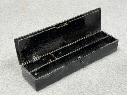Lot: Plumier, bouteille en grès émaillé de...