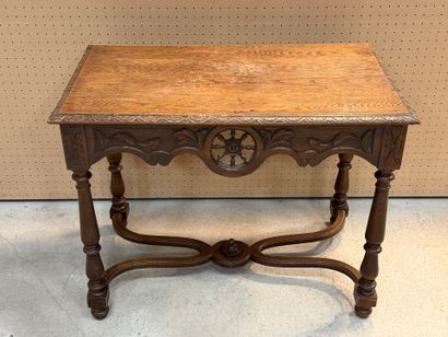 Table en chêne sculpté, ajouré à entretoise
Style...