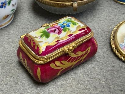 Lot de 4 piluliers en porcelaine, et flacon...