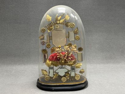 Couronne de mariée sous globe, base en bois...
