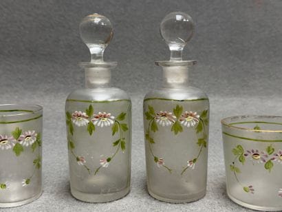Garniture de toilette en verre émaillé comprenant...