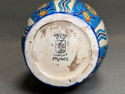 LONGWY 
Vase en faïence à décor d'émaux polychrome...