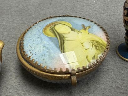 Lot de 4 piluliers en porcelaine, et flacon...