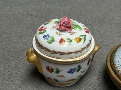 Lot de 4 piluliers en porcelaine, et flacon...