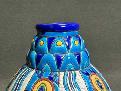 LONGWY 
Vase en faïence à décor d'émaux polychrome...