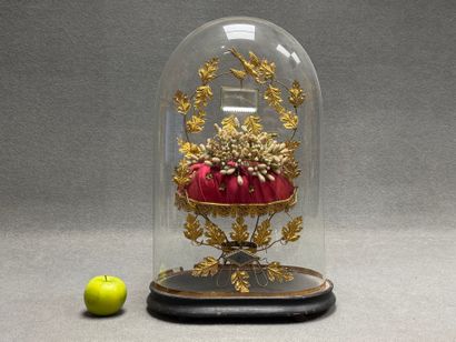 Couronne de mariée sous globe, sur socle...