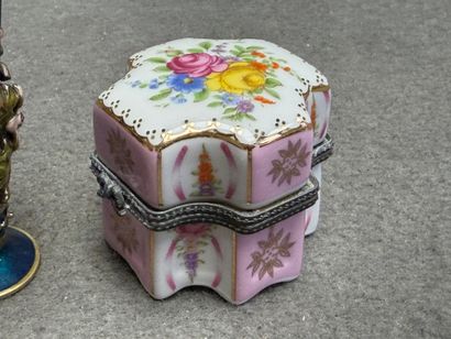 Lot de 4 piluliers en porcelaine, et flacon...