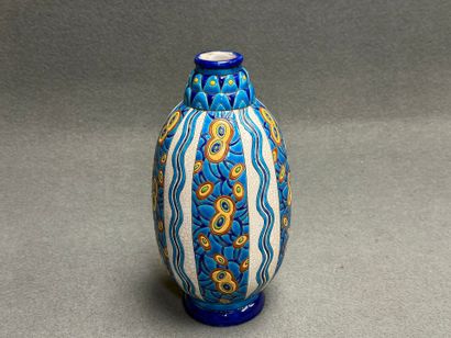 LONGWY 
Vase en faïence à décor d'émaux polychrome...