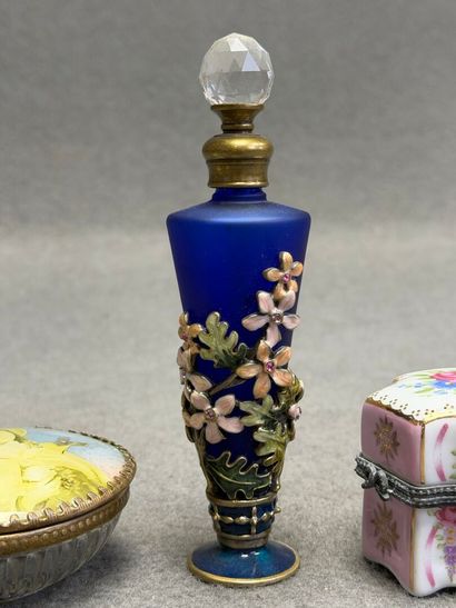 Lot de 4 piluliers en porcelaine, et flacon...