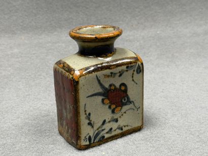 Lot: Plumier, bouteille en grès émaillé de...