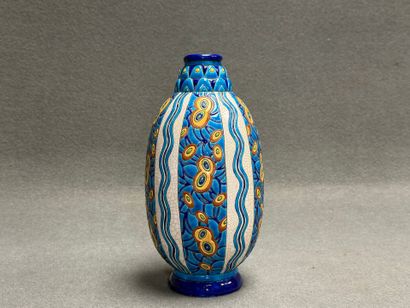 LONGWY 
Vase en faïence à décor d'émaux polychrome...