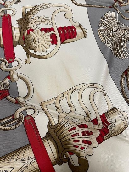 HERMES Paris
Carré en twill de soie framboise...