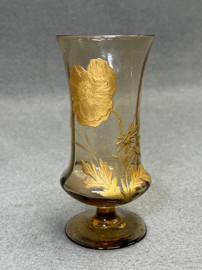 Vase sur piedouche en verre doré de fleurs...