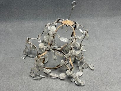 Petit lustre corbeille à perles de verre...