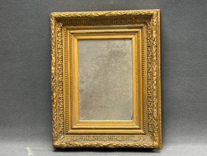 Beau cadre en bois et stuc doré à frises...