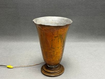 Lampe cornet Art déco en laiton. 
H. :43...