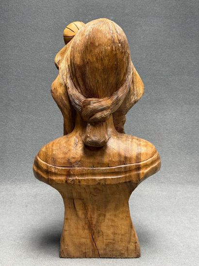Buste de femme en bois sculpté.
H. :56 c...
