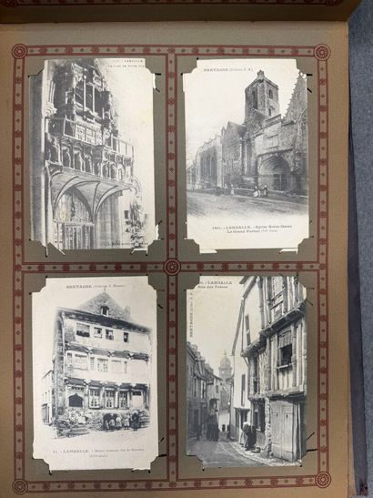 Deux albums de cartes postales. 
27 x 37...
