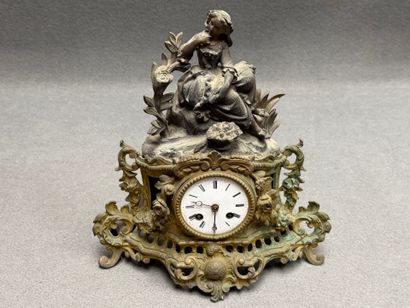 Pendule en régule patiné à décor de femme.
Fin...