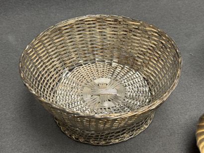 Lot de métal argenté comprenant:
Coupe, coquetier...