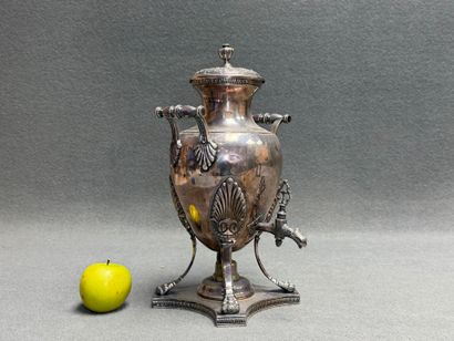 Petit samovar en métal argenté. 
H. :35 cm....