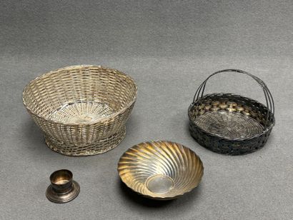 Lot de métal argenté comprenant:
Coupe, coquetier...