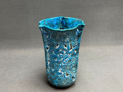 Grand vase en grès émaillé. 
H. :38 cm. 
éclats...
