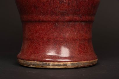 Grand vase balustre à anses en porcelaine...
