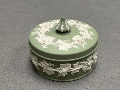 WEDGWOOD. 
Bonbonnière en biscuit dit jasperware,...