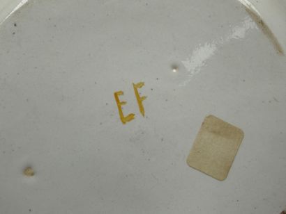 Deux assiettes et pot à tabac en faïence....